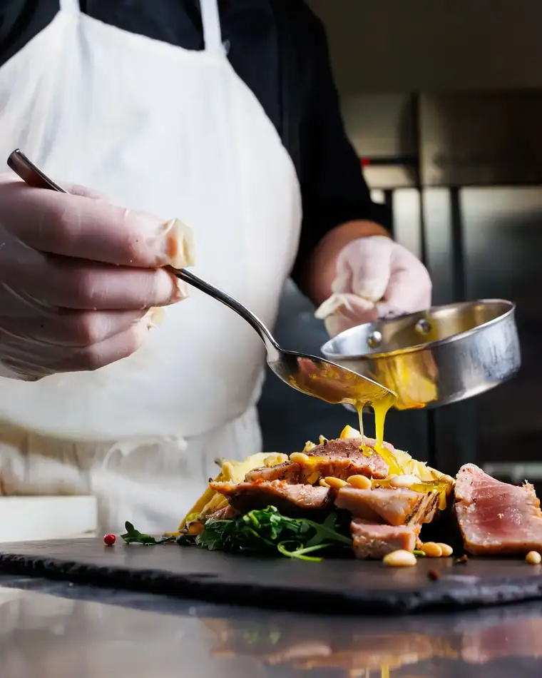 Chef rifinisce la tagliata di tonno — cucina di pesce a Firenze