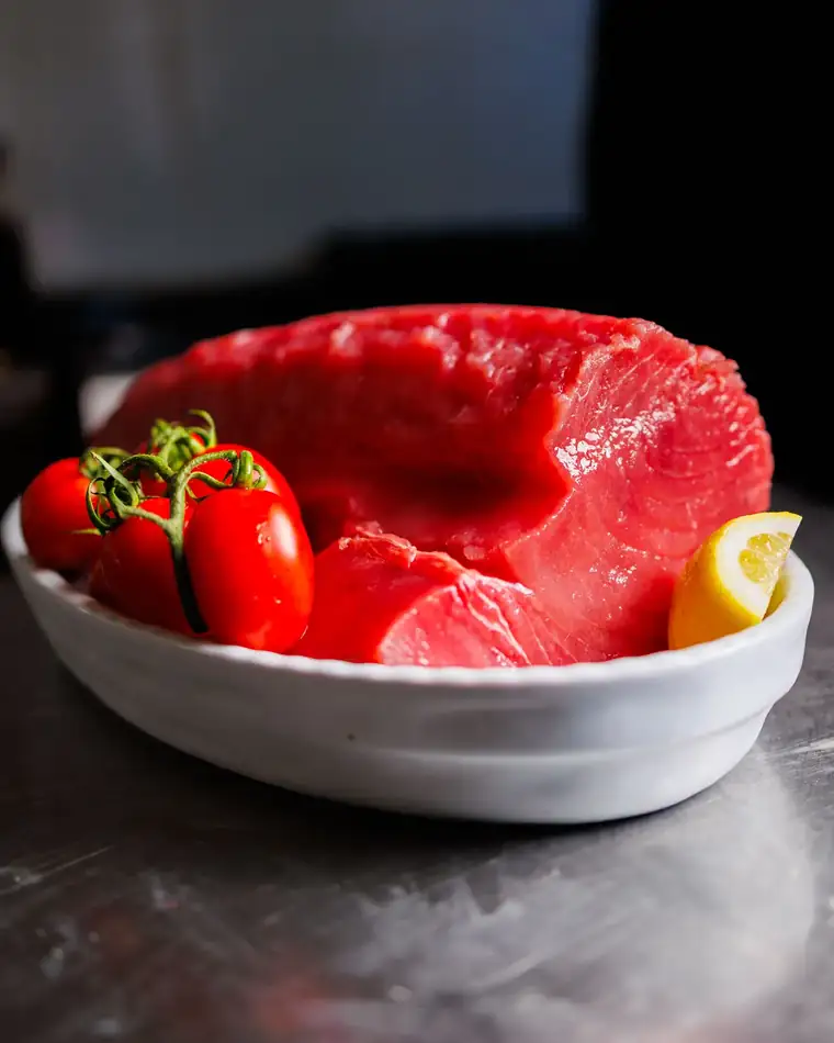 Crudo di tonno rosso con limone e pomodorini — ristorante pesce Firenze