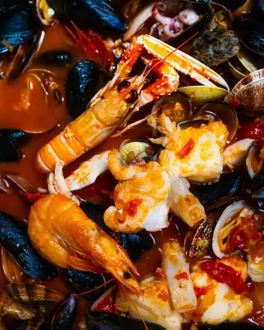 Zuppa di pesce con scampi e vongole